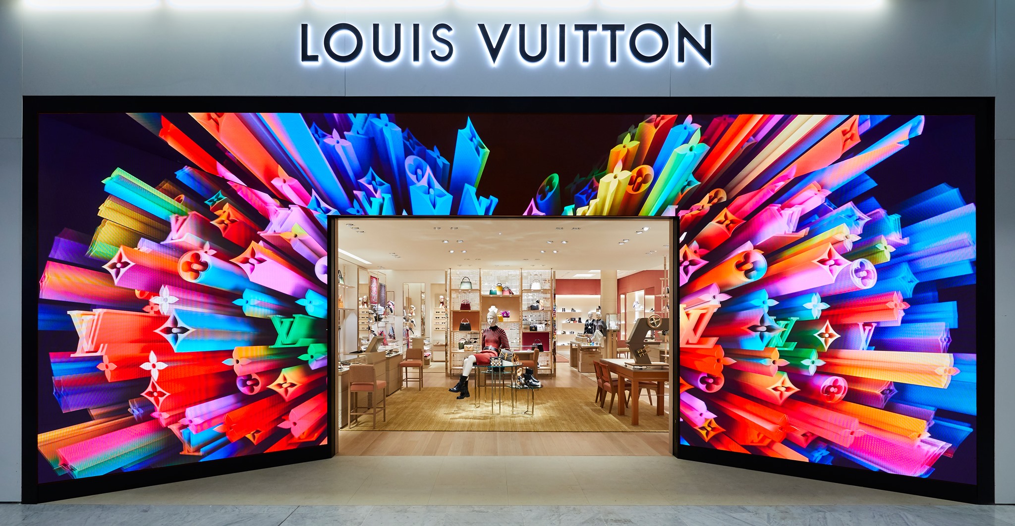 louis vuitton hours today