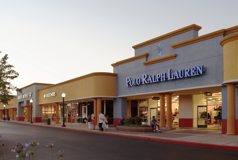 TOMMY HILFIGER OUTLET STORE - 2796 Tanger Way, Barstow, California